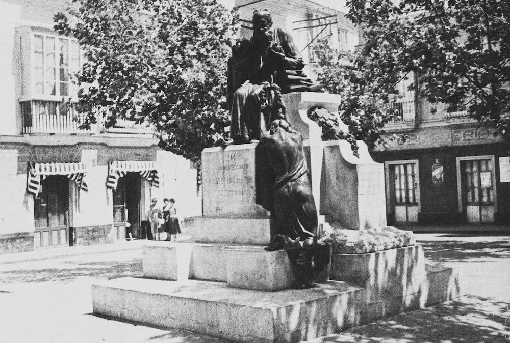 Plaza del Mentidero y monumento a Cayetano del Toro.