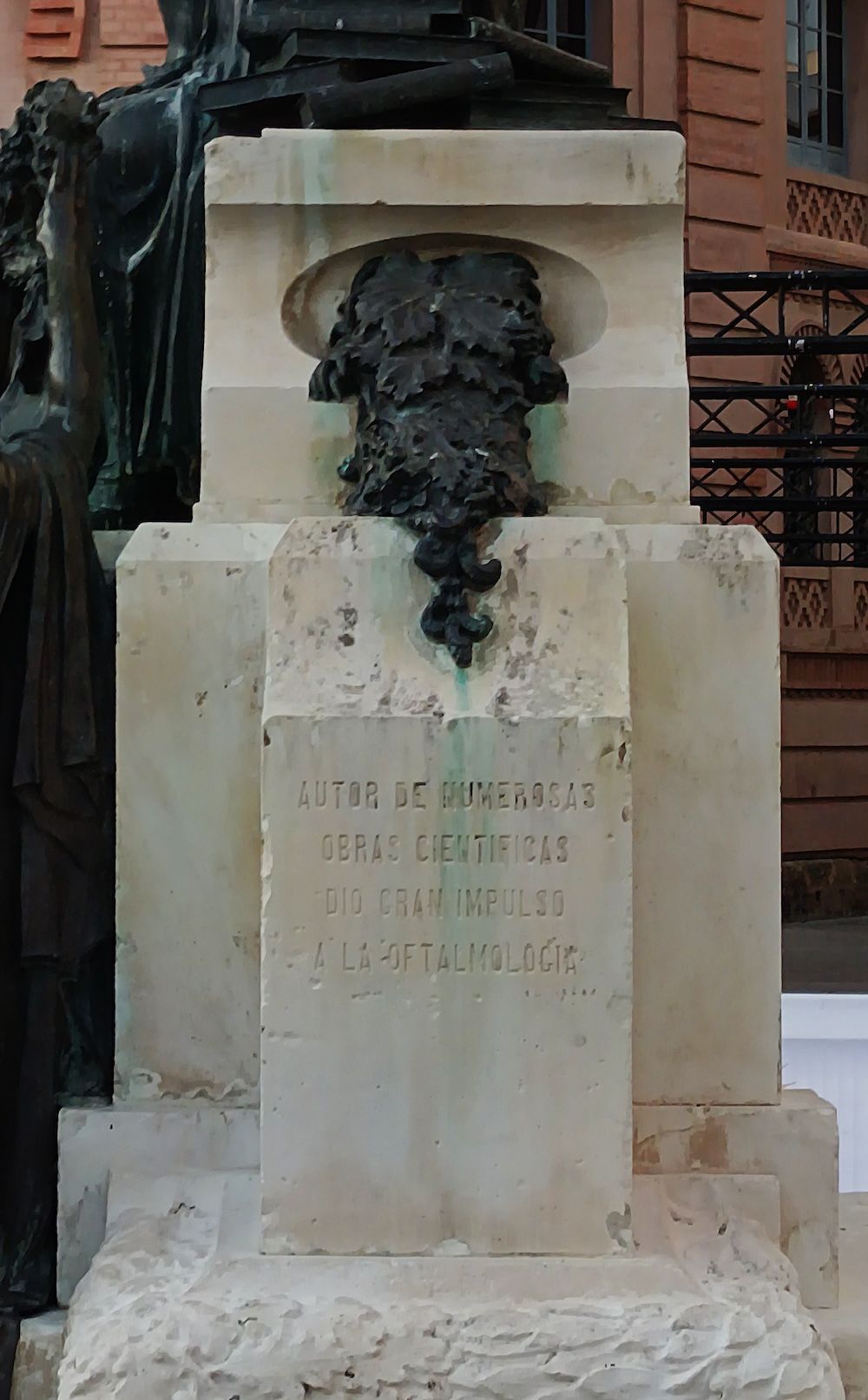 5 Monumento D. Cayetano del Toro, inscripción lateral iderecho