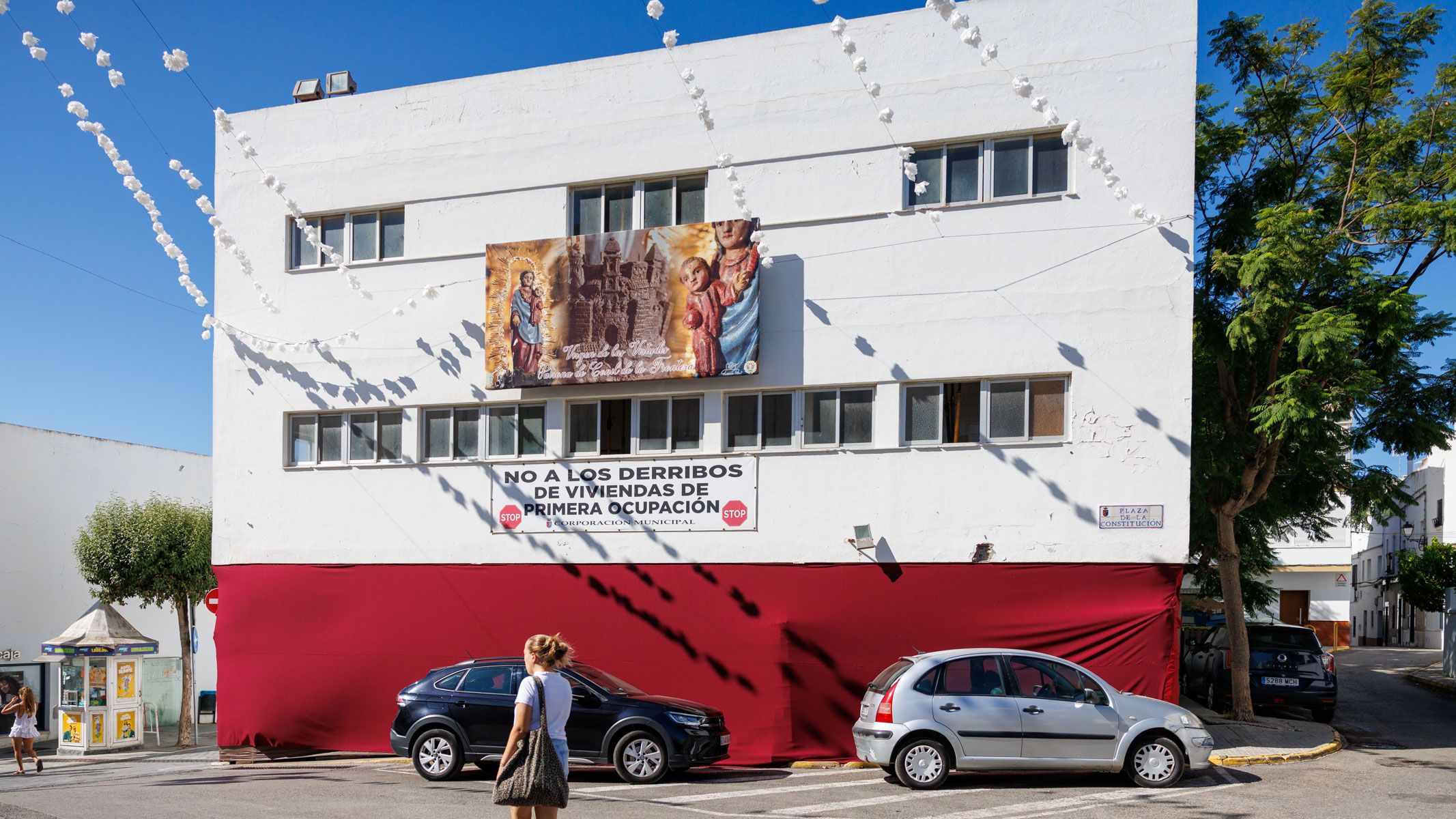Pancarta contra el derribo de viviendas de primera ocupación en Conil, en una imagen esta semana. 