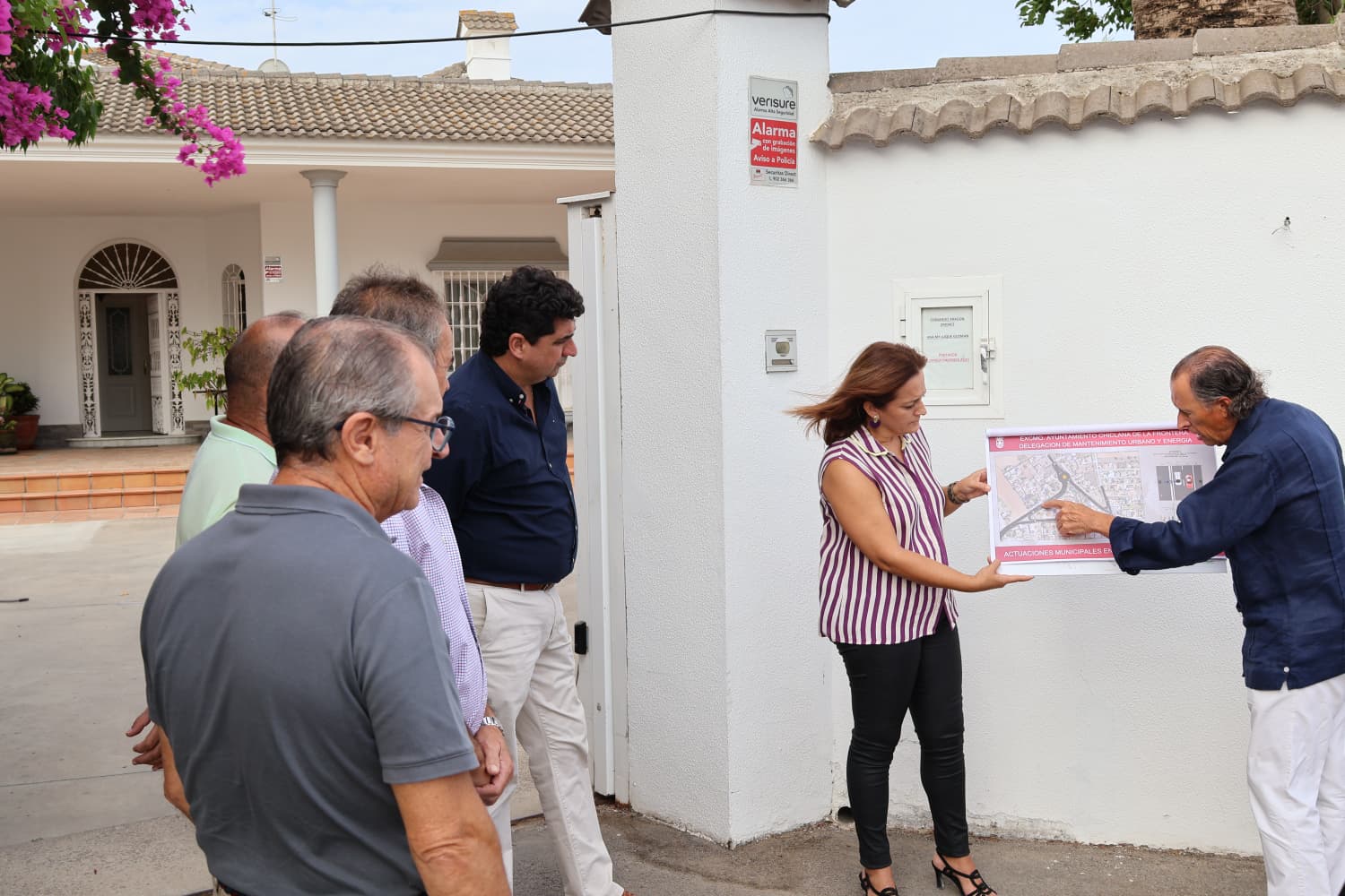El alcalde explicando sobre plano las actuaciones en la carretera del Marquesado.