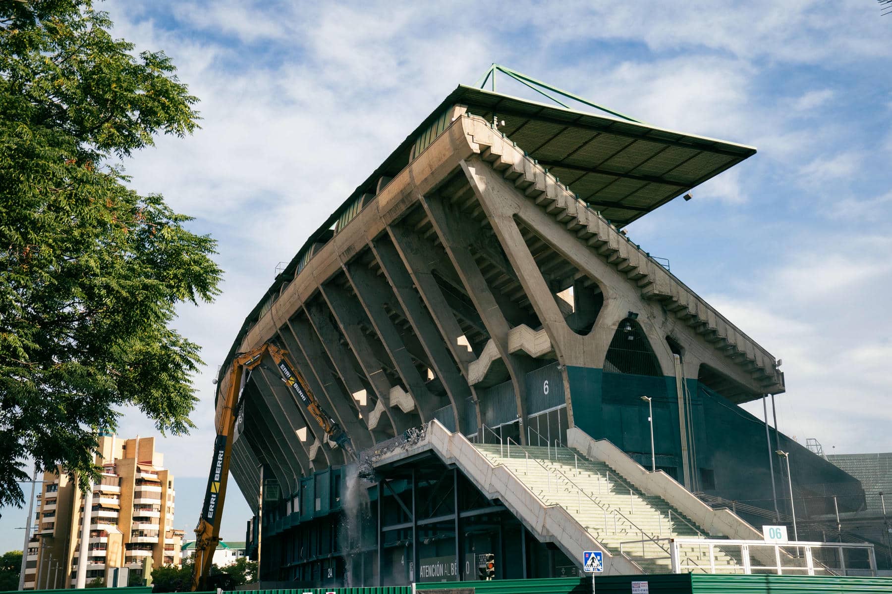 La demolición de la grada de Prefencia en el campo del Real Betis.