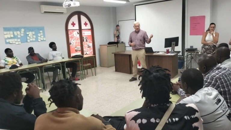 Sesión informativa con los refugiados que se incorporarán a la campaña de frutos rojos. Sesión informativa con los refugiados que se incorporarán a la campaña de frutos rojos.