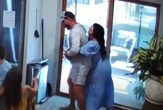 La mujer embarazada salvándole la vida a su esposo con la maniobra de Heimlich. La mujer embarazada salvándole la vida a su esposo con la maniobra de Heimlich.