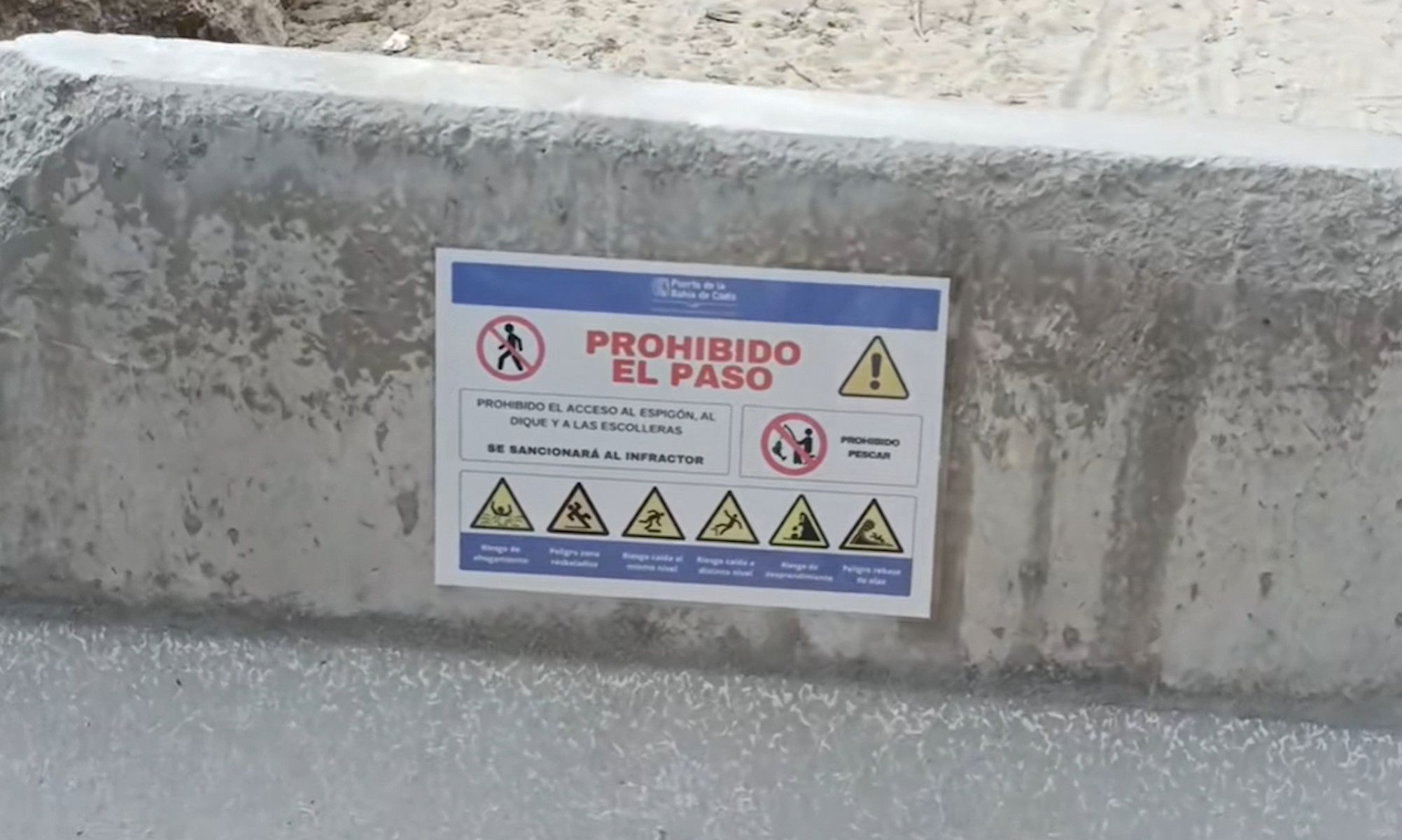 Cartel colocado en un espigón de El Puerto.