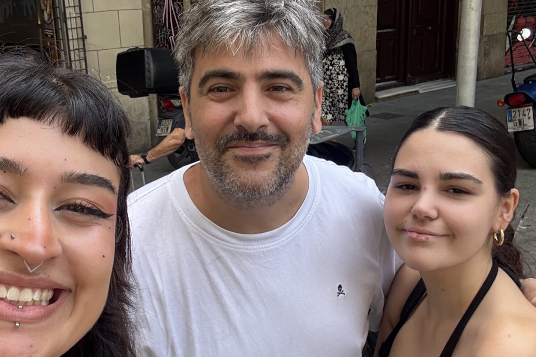 Universitarias de Barcelona junto a David Muñoz, de Estopa. Universitarias de Barcelona junto a David Muñoz, de Estopa.