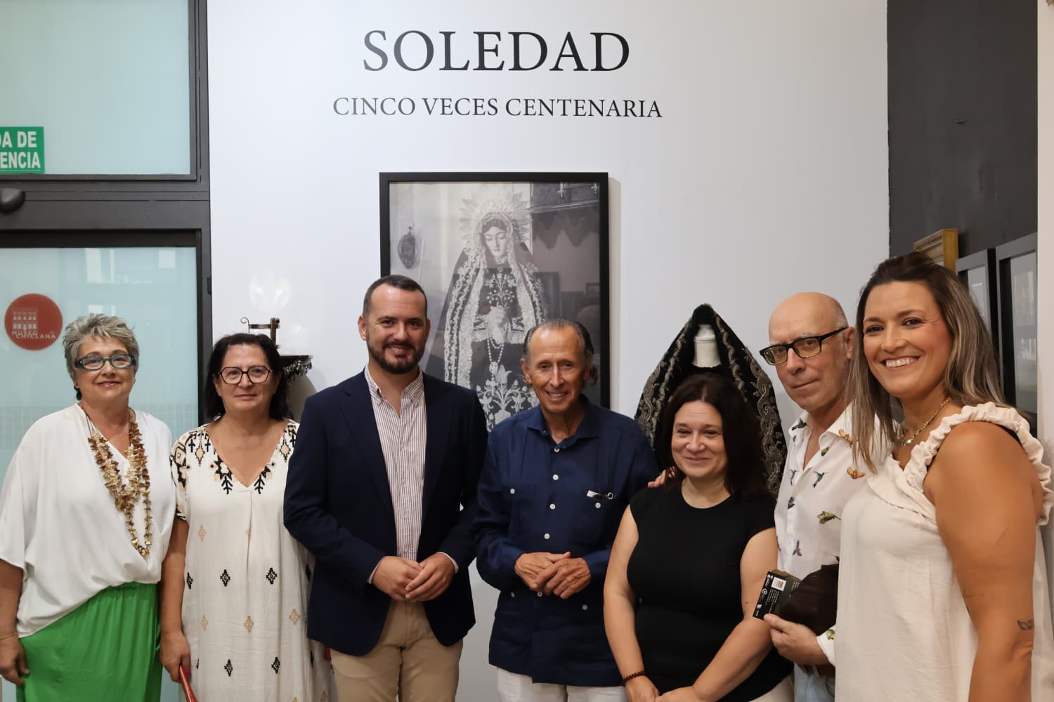 El alcalde y el mayordomo de la hermandad en la apertura de la exposición.