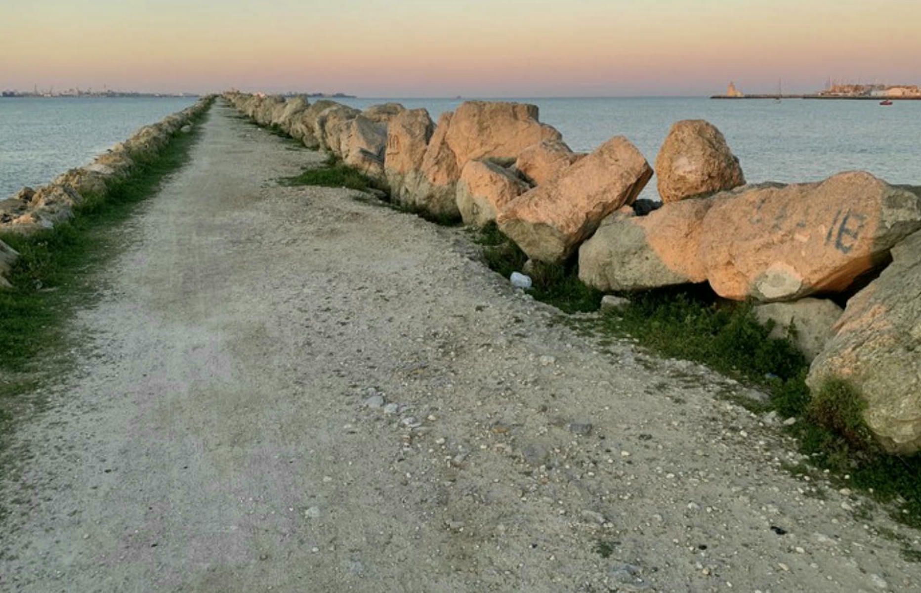 Espigón de La Puntilla cerrado en El Puerto. Espigón de La Puntilla cerrado en El Puerto.