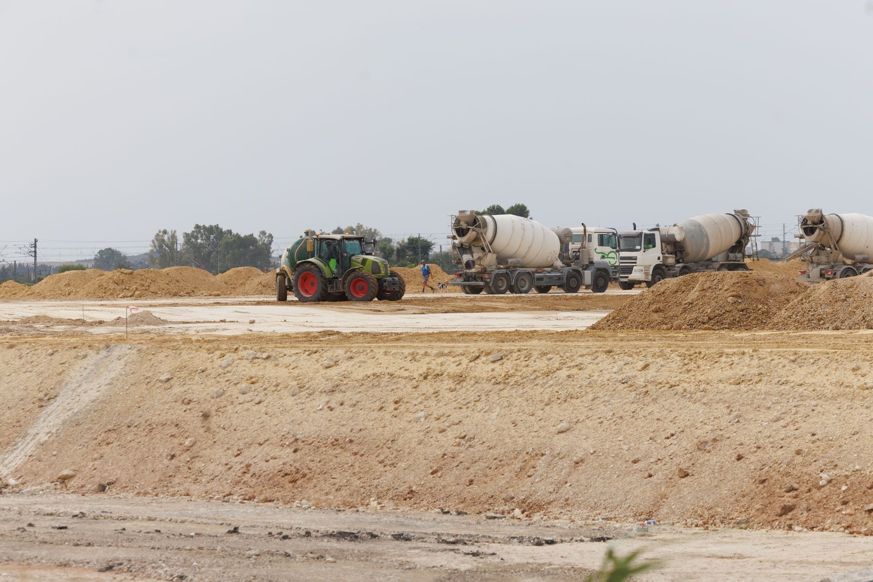 Movimiento de tierras en el futuro espacio industrial y turístico de The Macallan, en imagen del viernes. 
