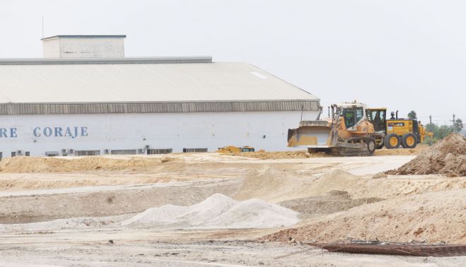 Otra imagen de las obras, con la nave de Madre Coraje al fondo.