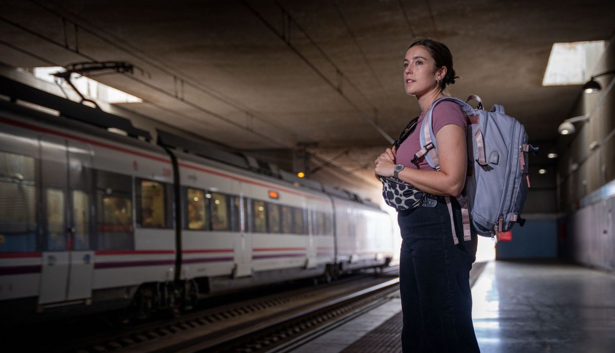 Muchos docentes se desplazan a diario en tren para poder ir a sus trabajos.