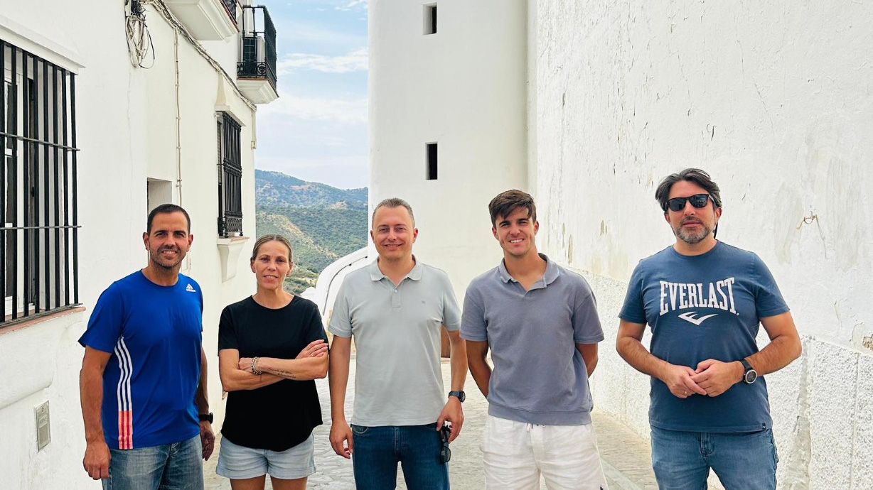 El alcalde, Santiago Galván, con el piloto Marcos Ramírez y el equipo organizador. El alcalde, Santiago Galván, con el piloto Marcos Ramírez y el equipo organizador.