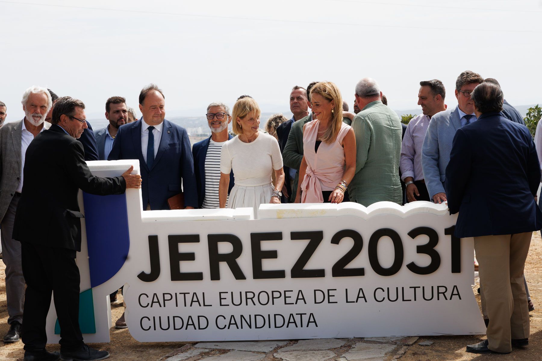 La alcaldesa María José García-Pelayo, con la presidenta de Diputación, Almudena Martínez, y regidores de la provincia en torno a Jerez 2031.