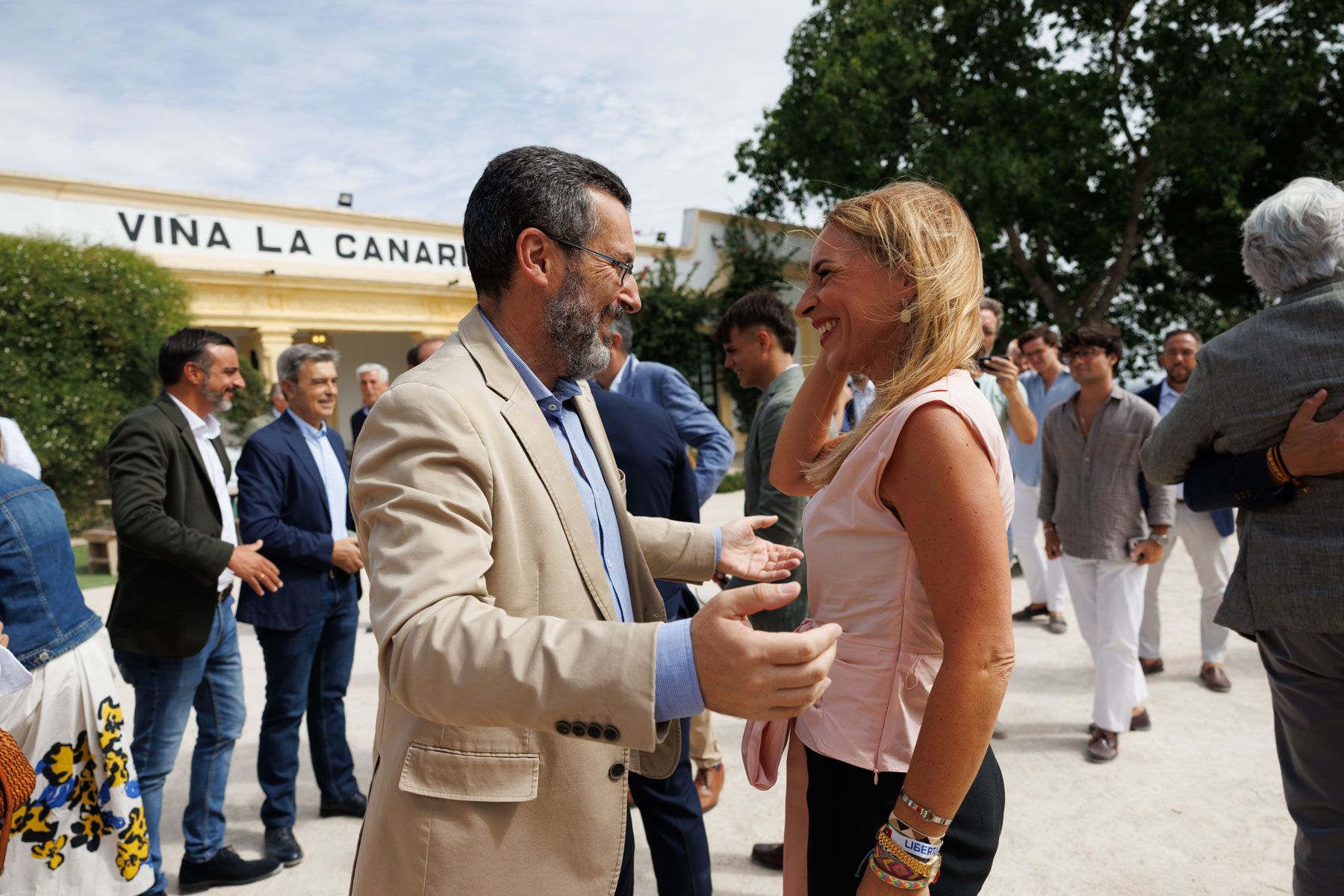 La presidenta de la Diputación de Cádiz, Almudena Martínez, conversa con el alcalde de La Línea, Juan Franco, en un acto reciente en Jerez.