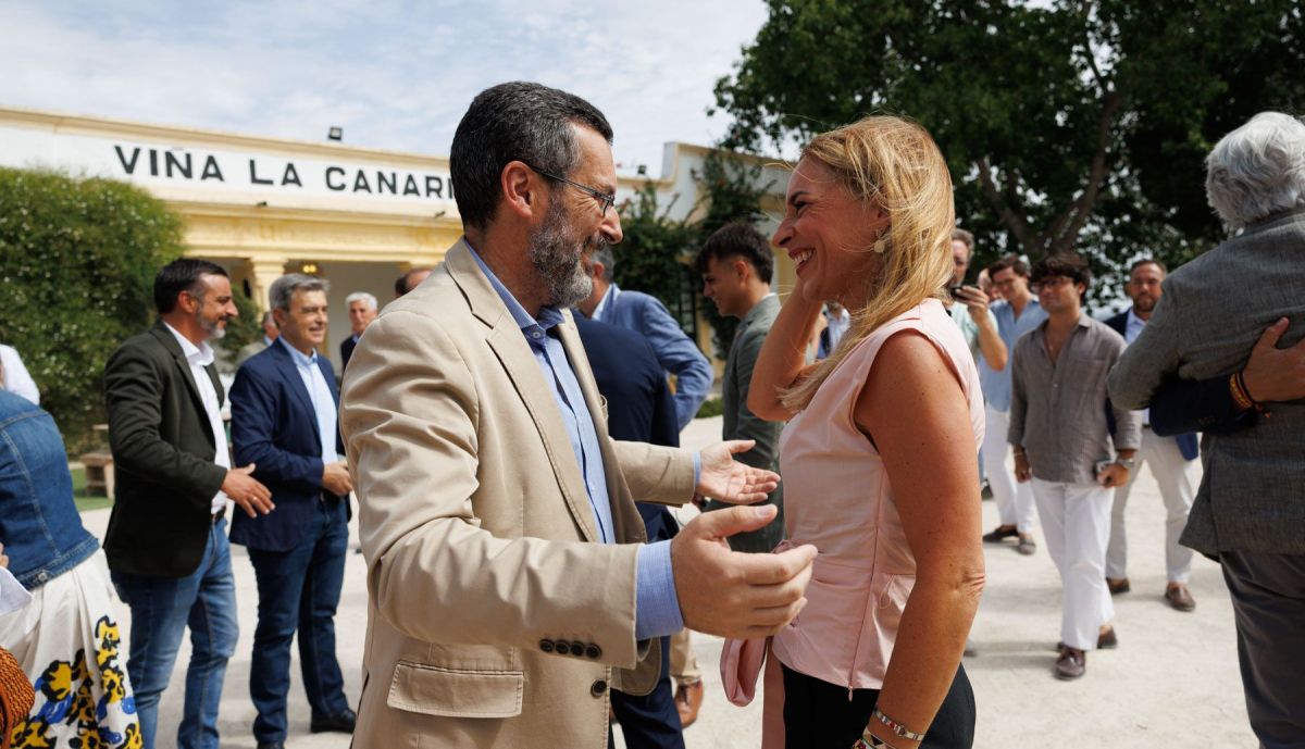 La presidenta de la Diputación de Cádiz, Almudena Martínez, conversa con el alcalde de La Línea, Juan Franco, en un acto reciente en Jerez.