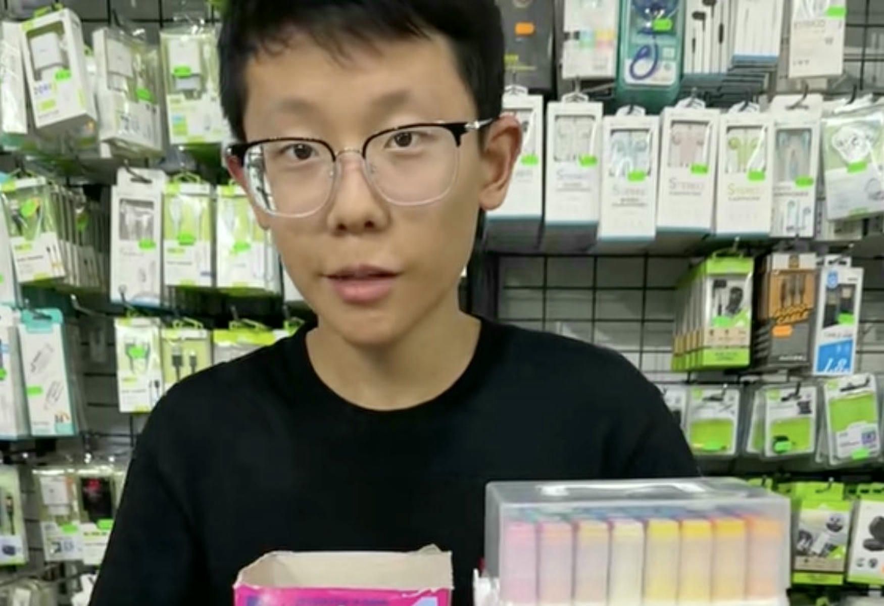 El joven muestra los artículos de Bazar Gran Puerto en Tik Tok.