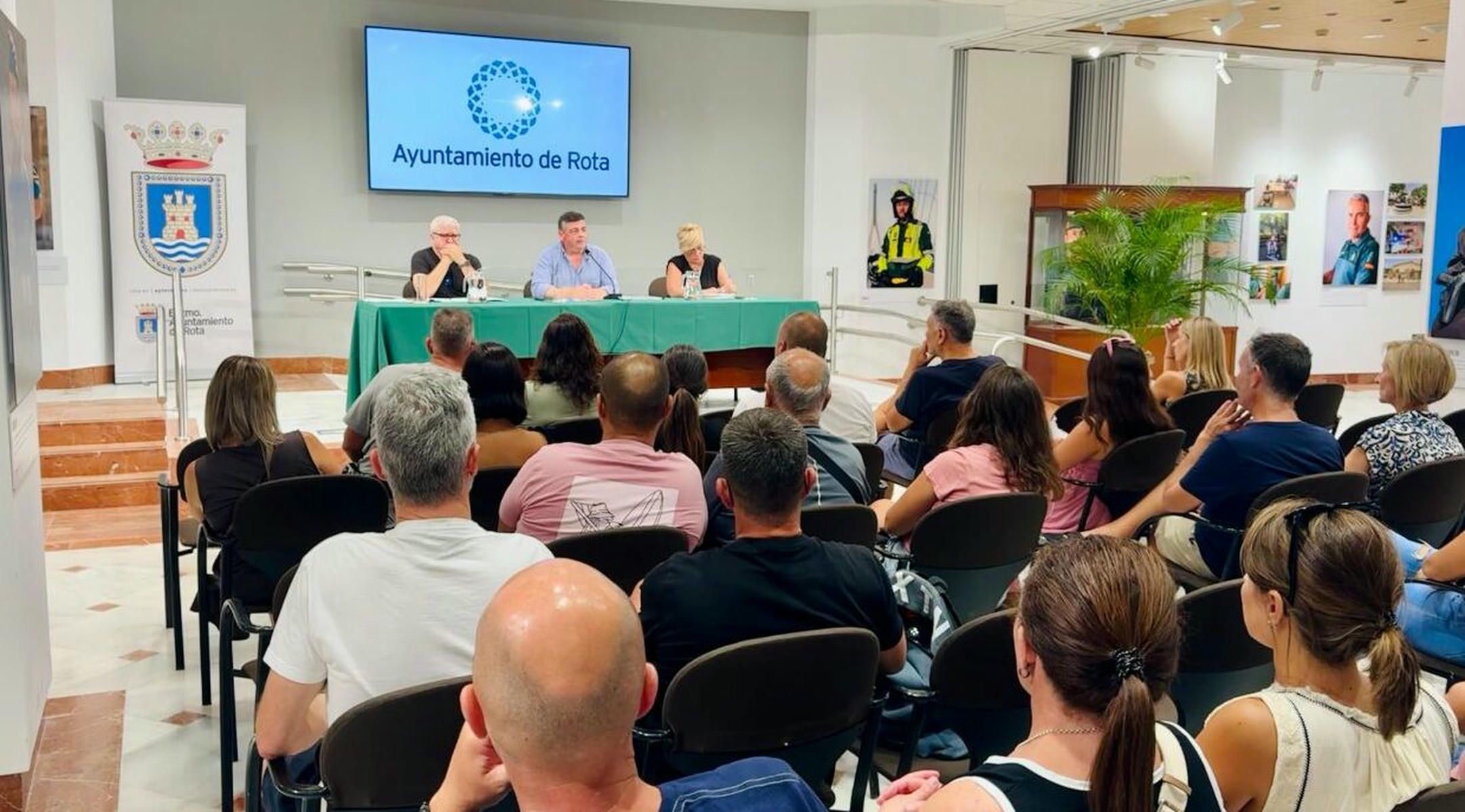 Una imagen de la reunión de los afectados con el Ayuntamiento de Rota.