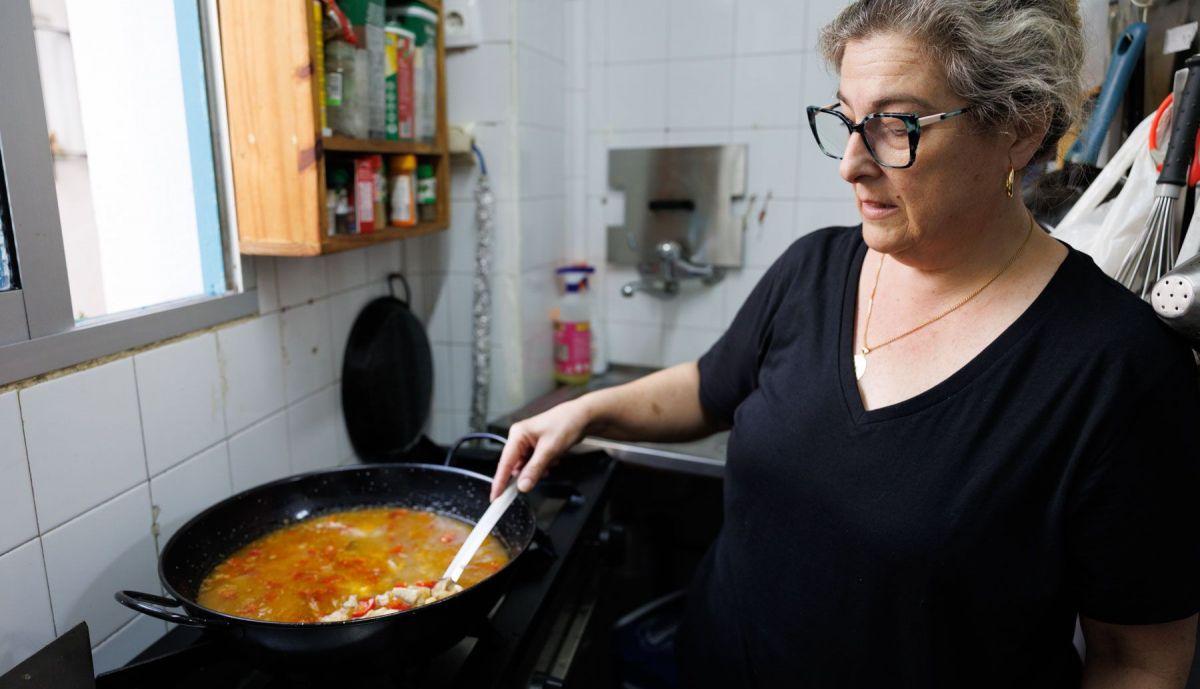 La cocinera, en los fogones.