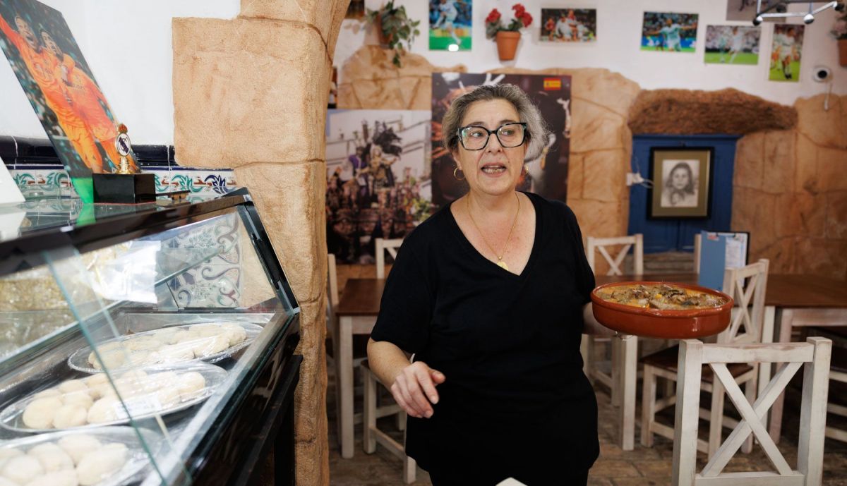 Chelo Salas ju nto a la vitrina de pescados y mariscos. 