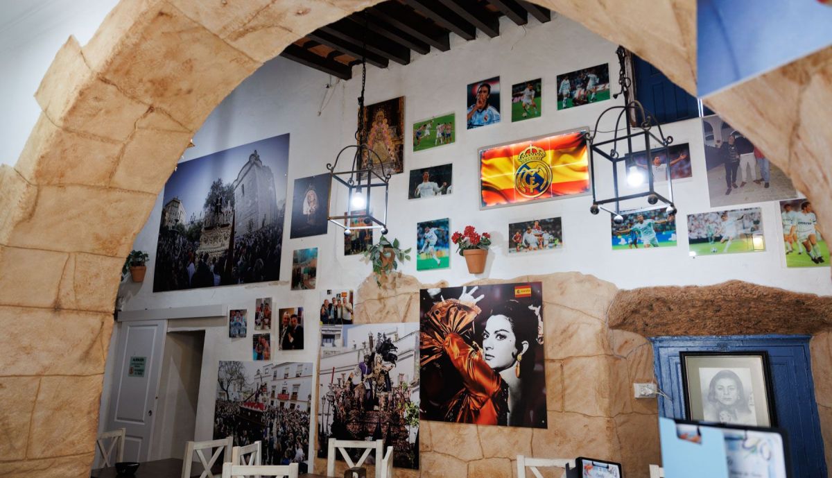 Interior de la marisquería y restaurante Momo rn la calle Arcos. 