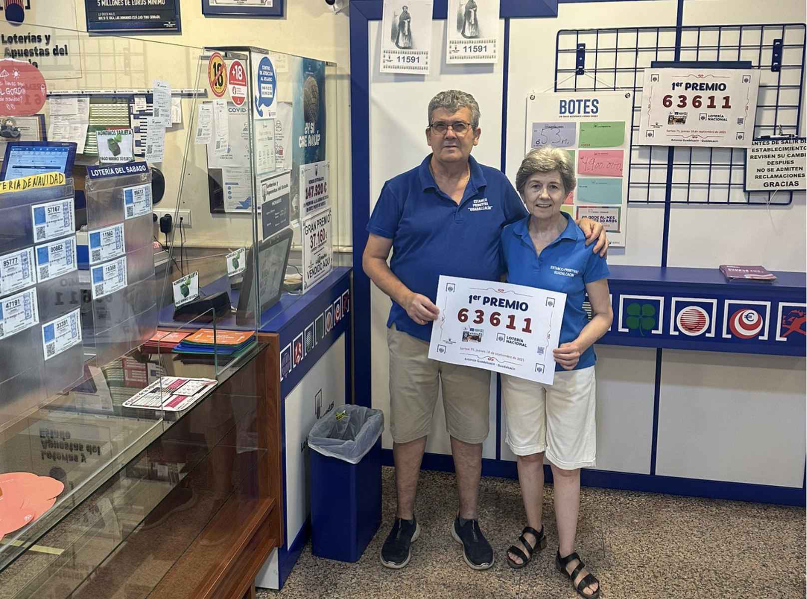 Rosarito y Andrés, con el número premiado. Rosarito y Andrés, con el número premiado.