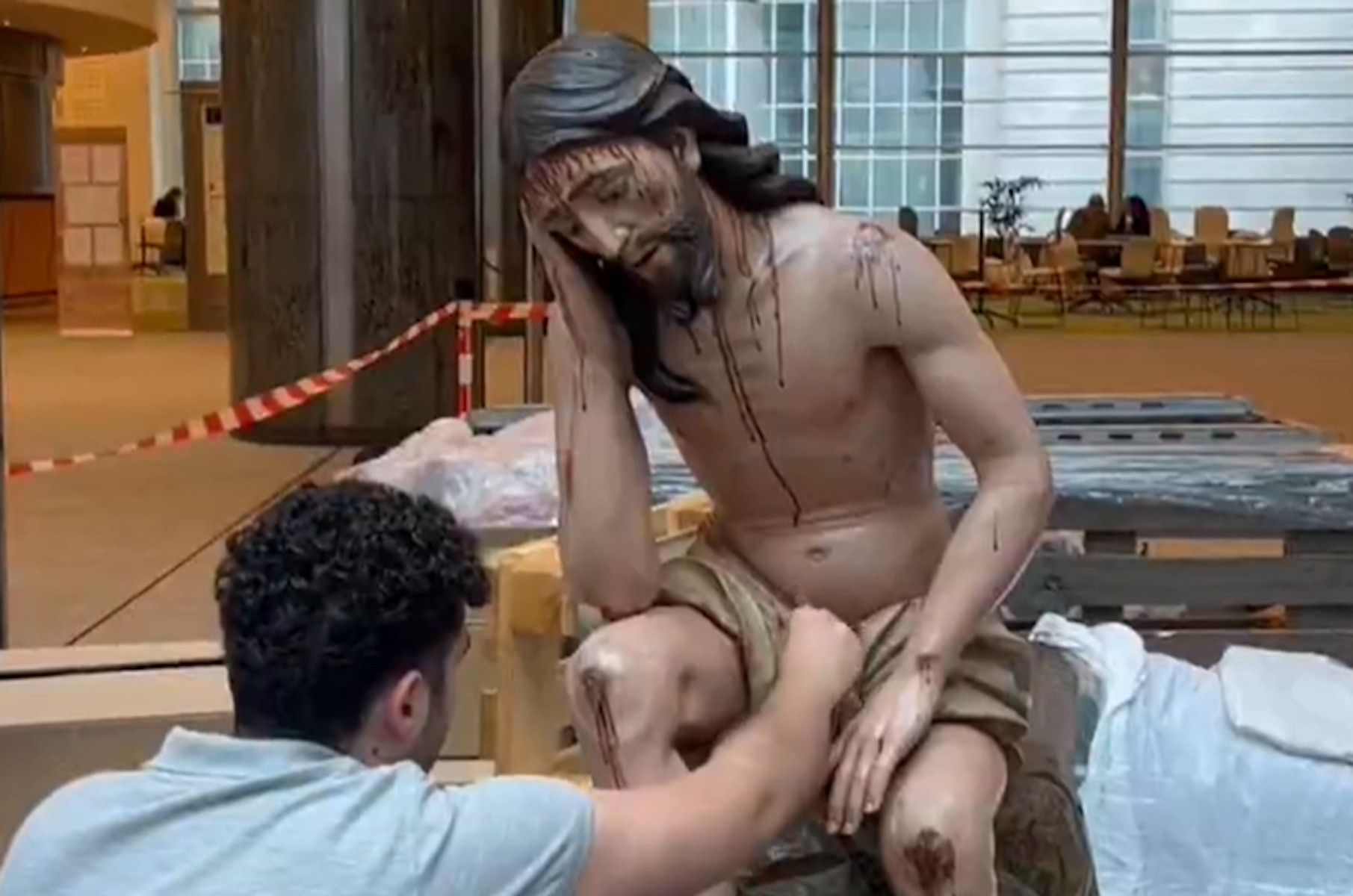 Montaje de la exposición de arte sacro en Bruselas. Montaje de la exposición de arte sacro en Bruselas.