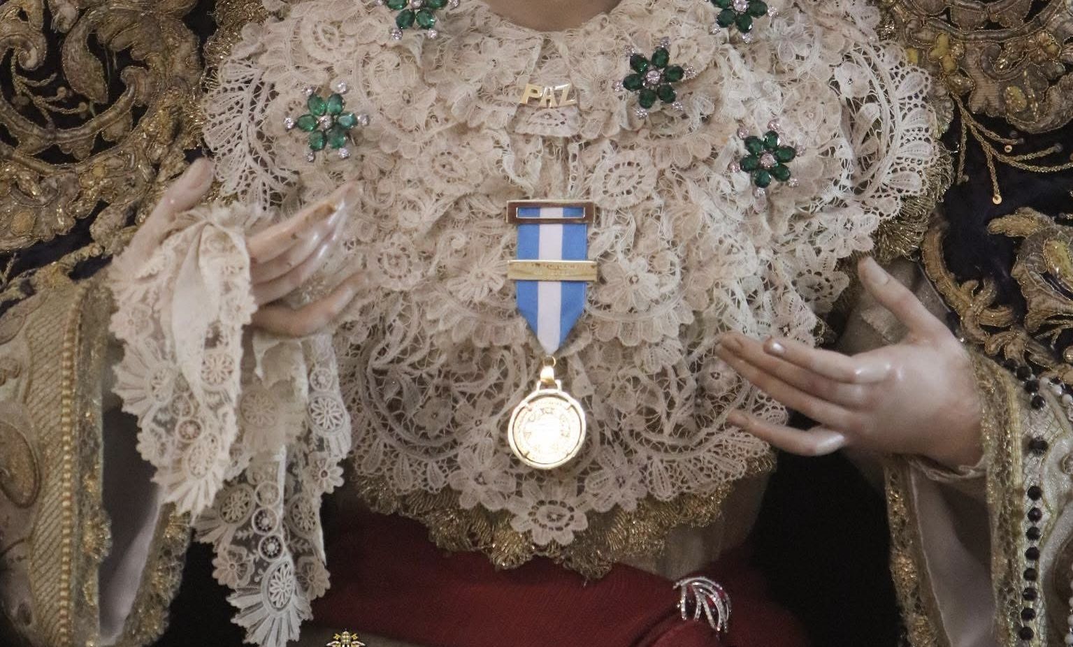 La Medalla de Oro de Jerez prendida en le pecherín de La Paz. 