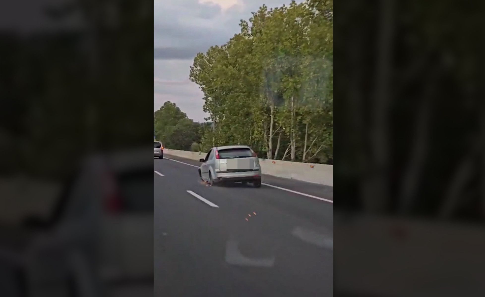 Una mujer conduce su coche sin dos ruedas en Mallorca.