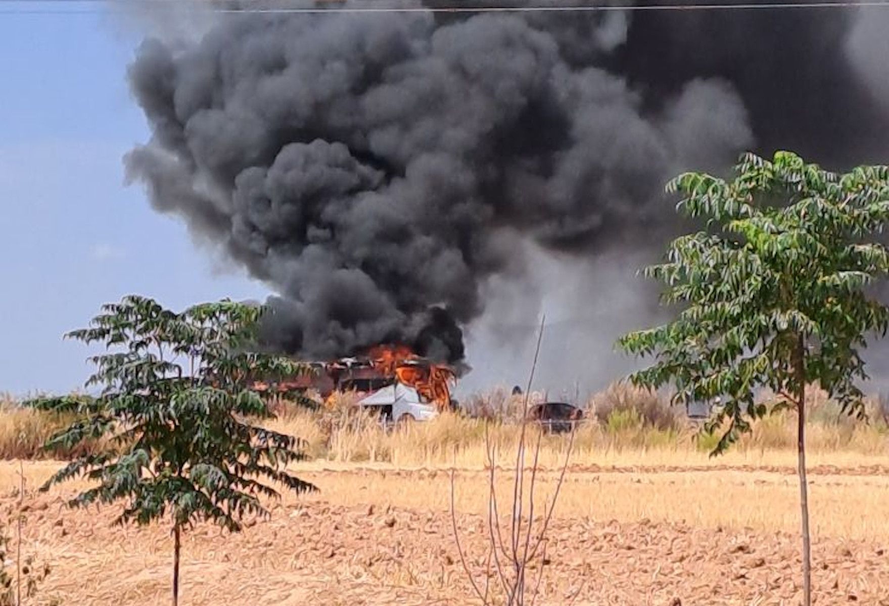 Un autobús arde en plena carretera en Granada.