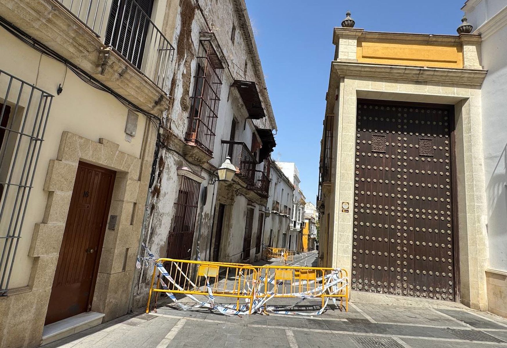 Calle San Miguel cortada.