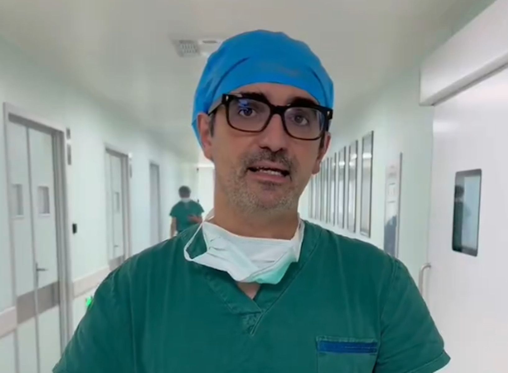 Diego González Rivas, cirujano que ha operado en 140 paises del mundo.