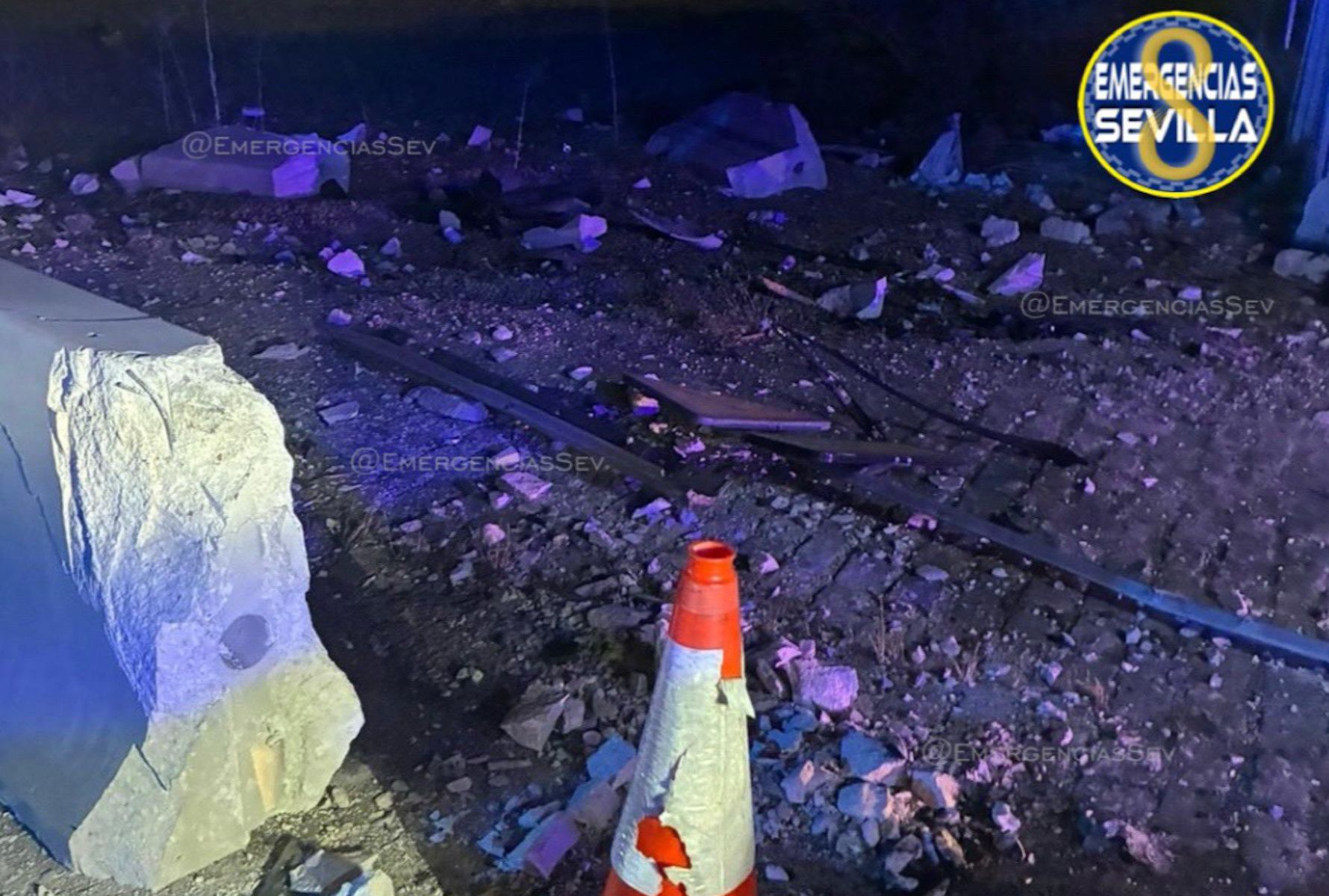 Restos esparcidos por la vía