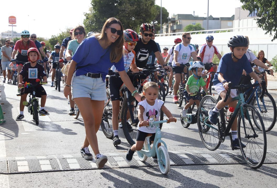 Ciclistas participando en un evento ciclista solidario en una imagen de archivo. 