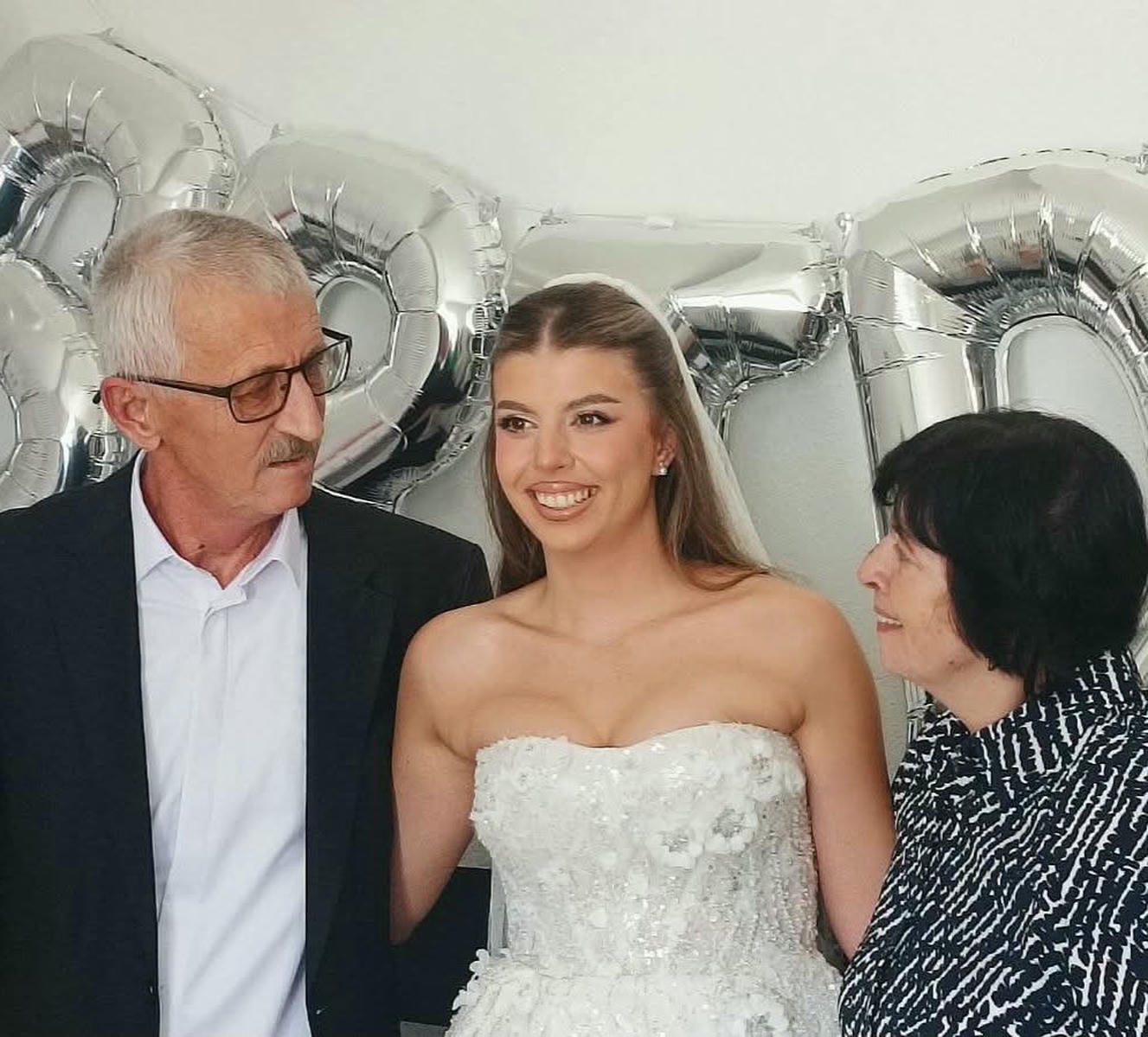 La influencer Adna Rovčanin Omerbegović junto a sus padres en el día de su boda.
