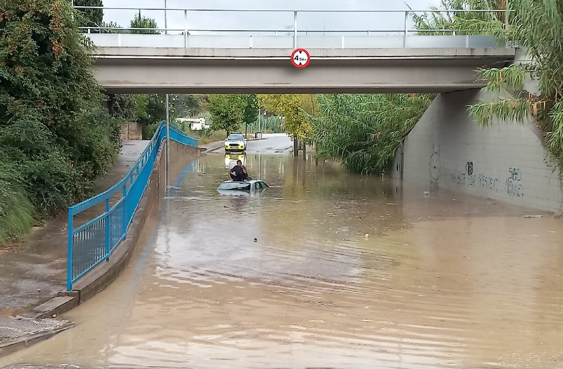 Un vehículo atrapado tras las fuertes lluvias torrenciales en Cataluña.