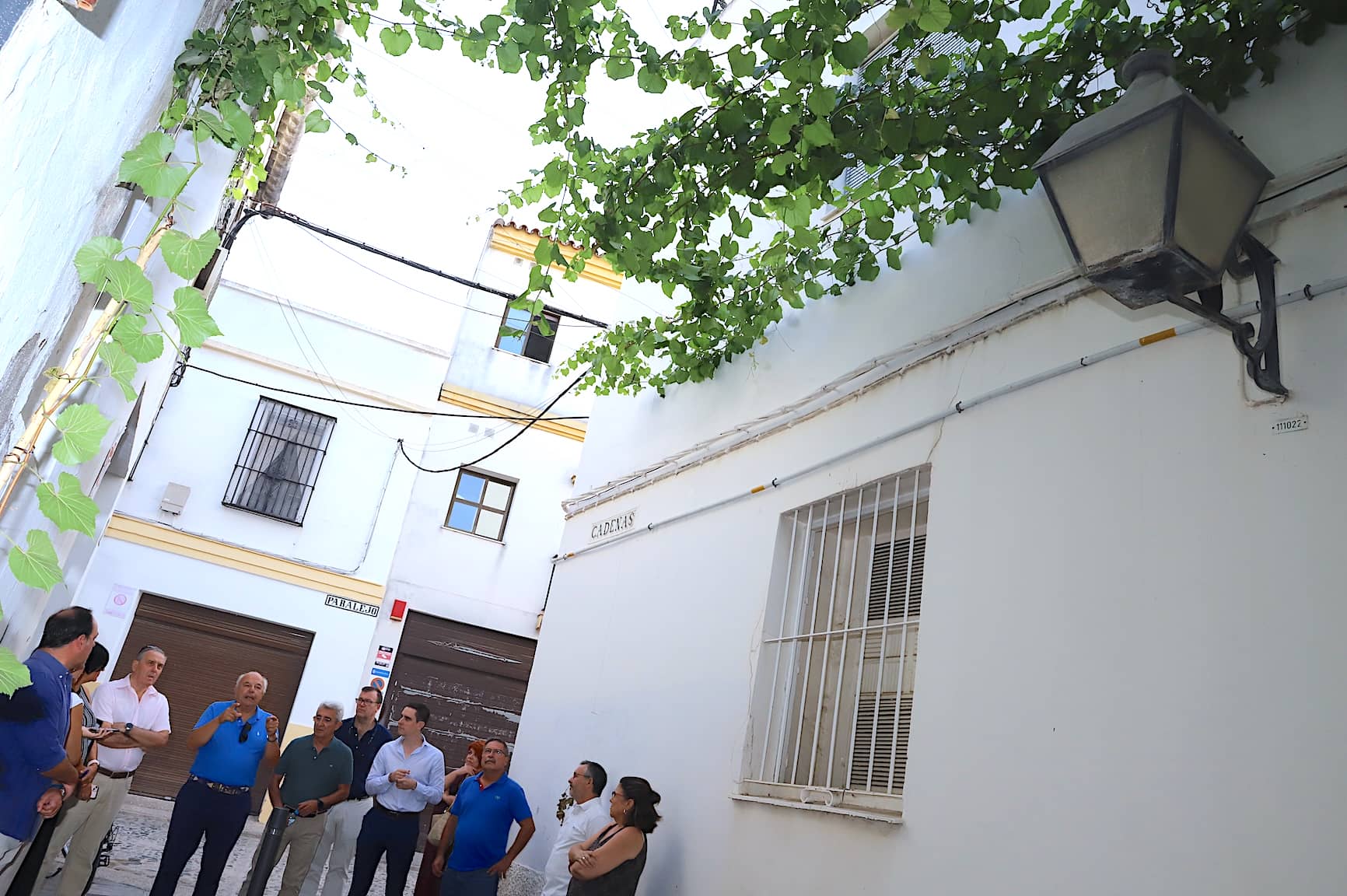 Un momento de la visita por una de las calles que componen el proyecto Emparrados, en el centro histórico de Jerez. Un momento de la visita por una de las calles que componen el proyecto Emparrados, en el centro histórico de Jerez.