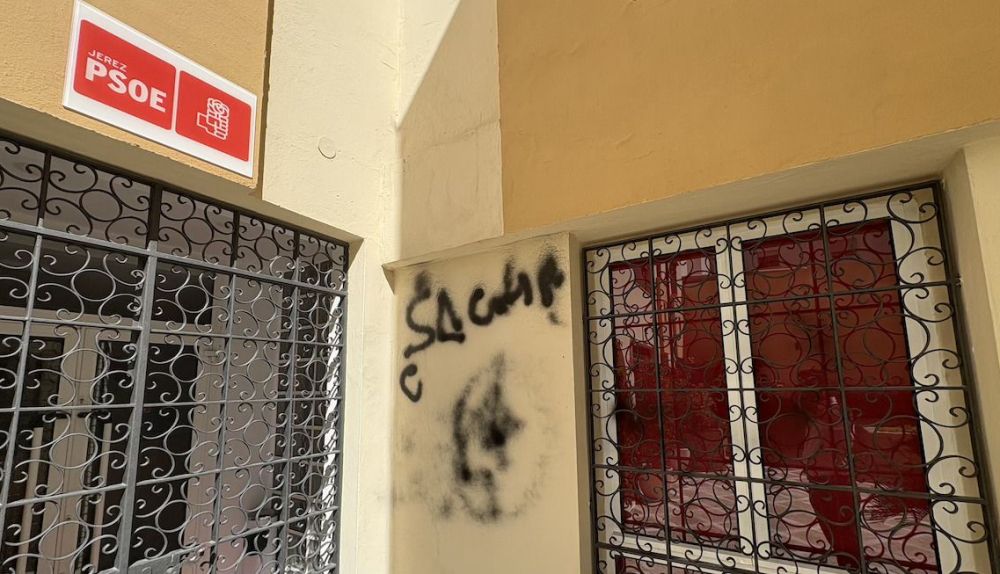 Pintadas en la sede del PSOE de Jerez.