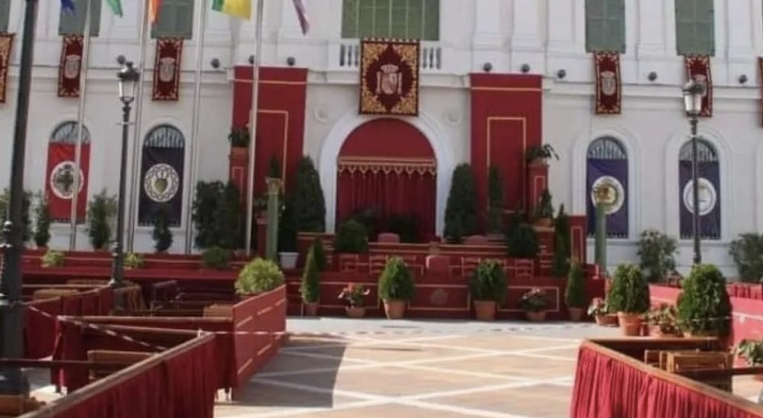 Presidencia de la actual Carrera Oficial de El Puerto en la fachada del Ayuntamiento. 