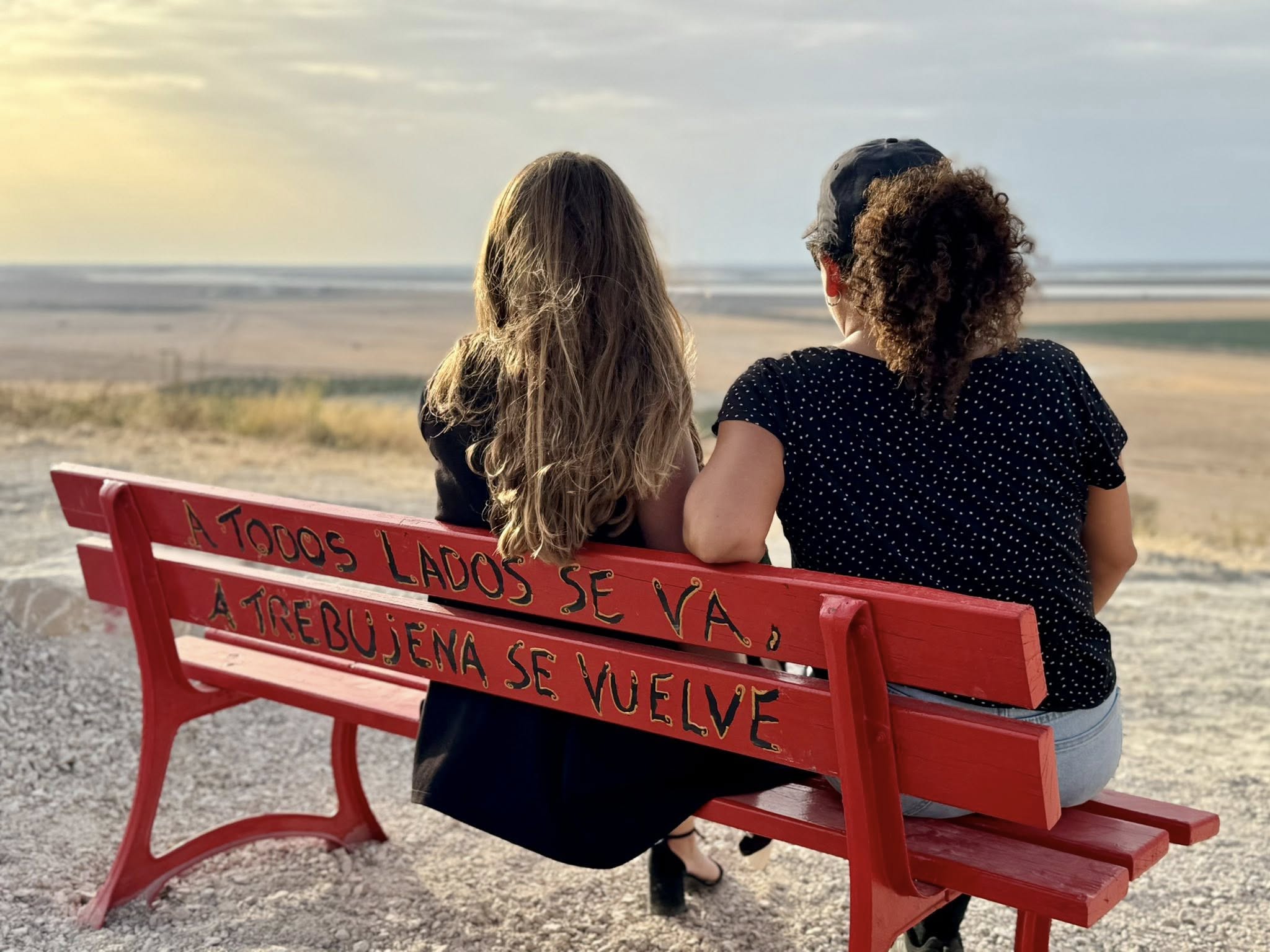 Unas vecinas estrenan los bancos miradores. (1)