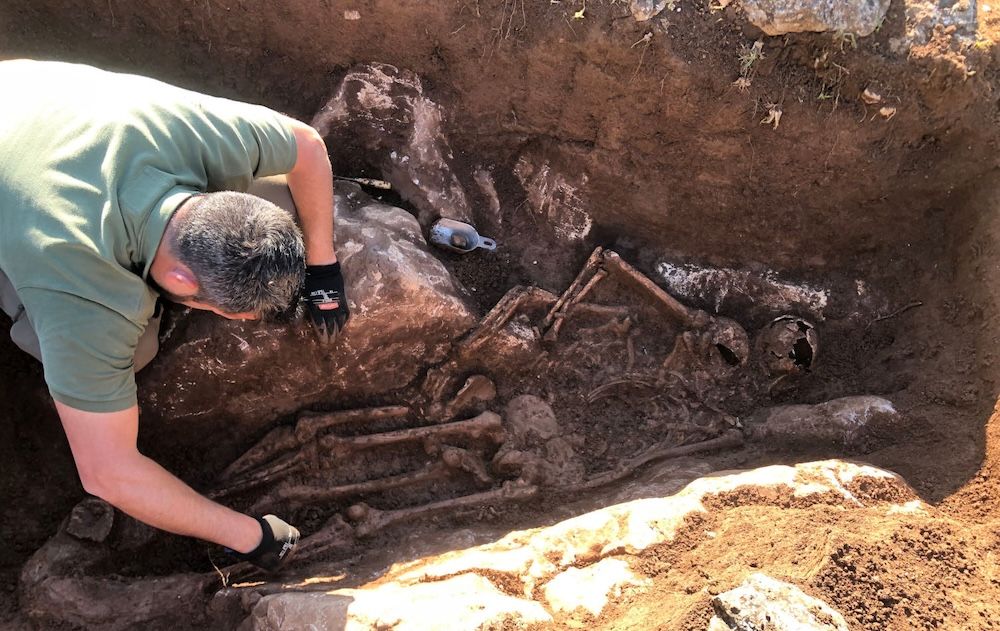 Trabajos de exhumación en una fosa, en la provincia de Cádiz.