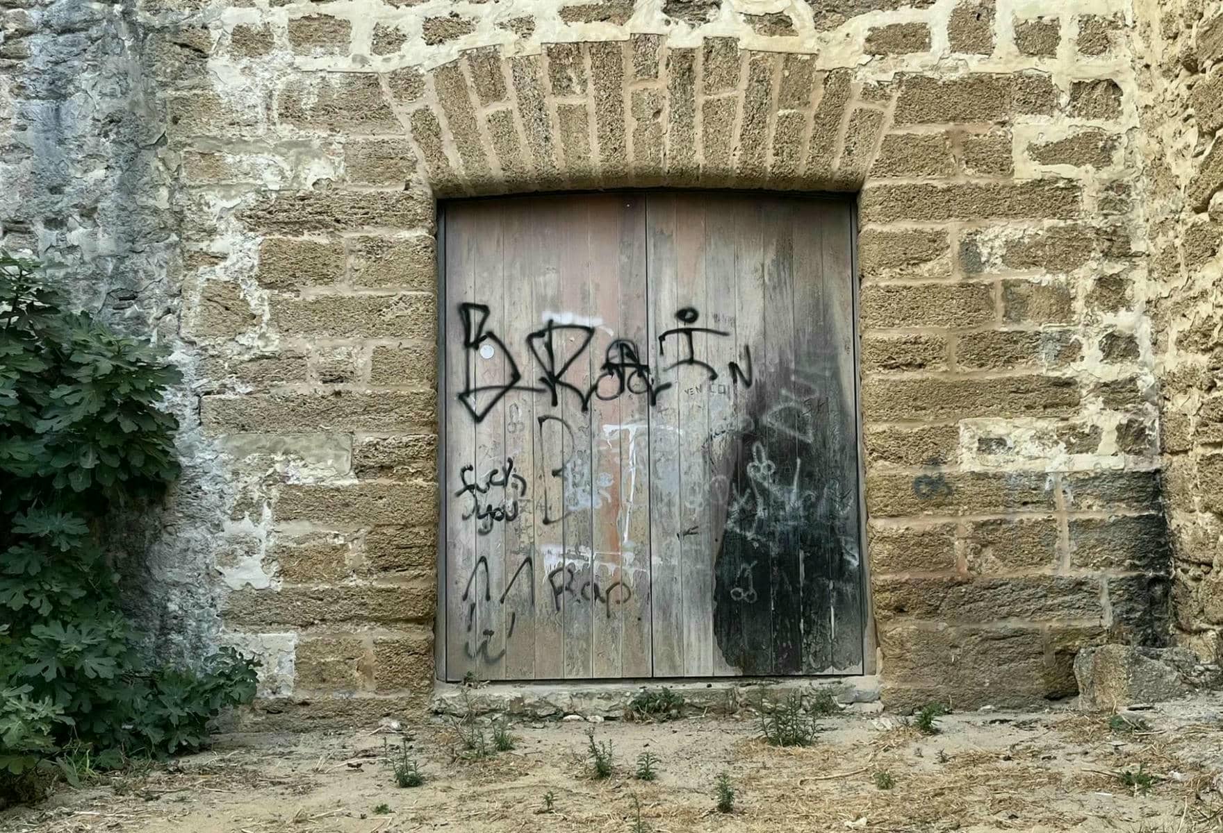 Pintadas en los accesos de madera.