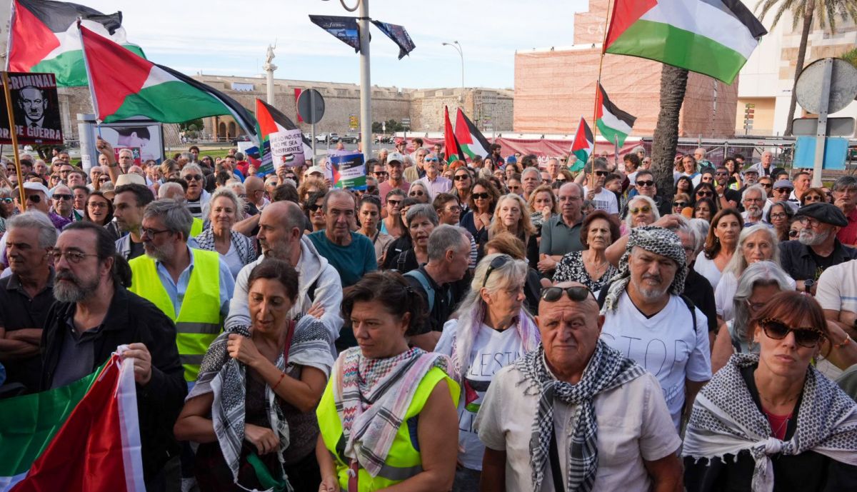 Cientos de personas se han concentrado en Cádiz.