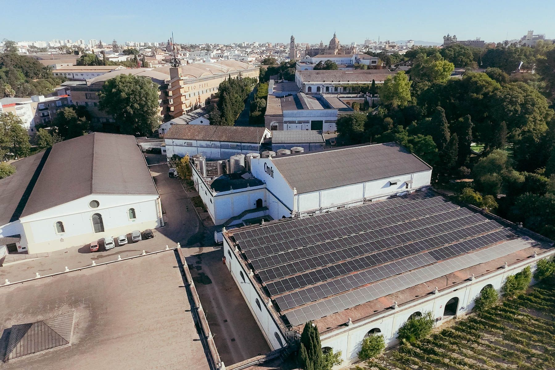 Varios cascos bodegueros de González Byass en el centro de Jerez, con la Catedral al fondo. 
