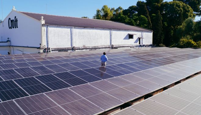 Un operario de la bodega, entre las placas, frente a la nave de Croft.