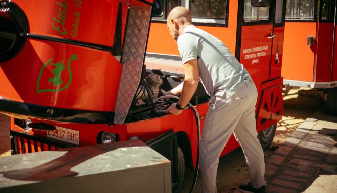 Cargando el trenecito turístico de González Byass. MANU GARCÍA