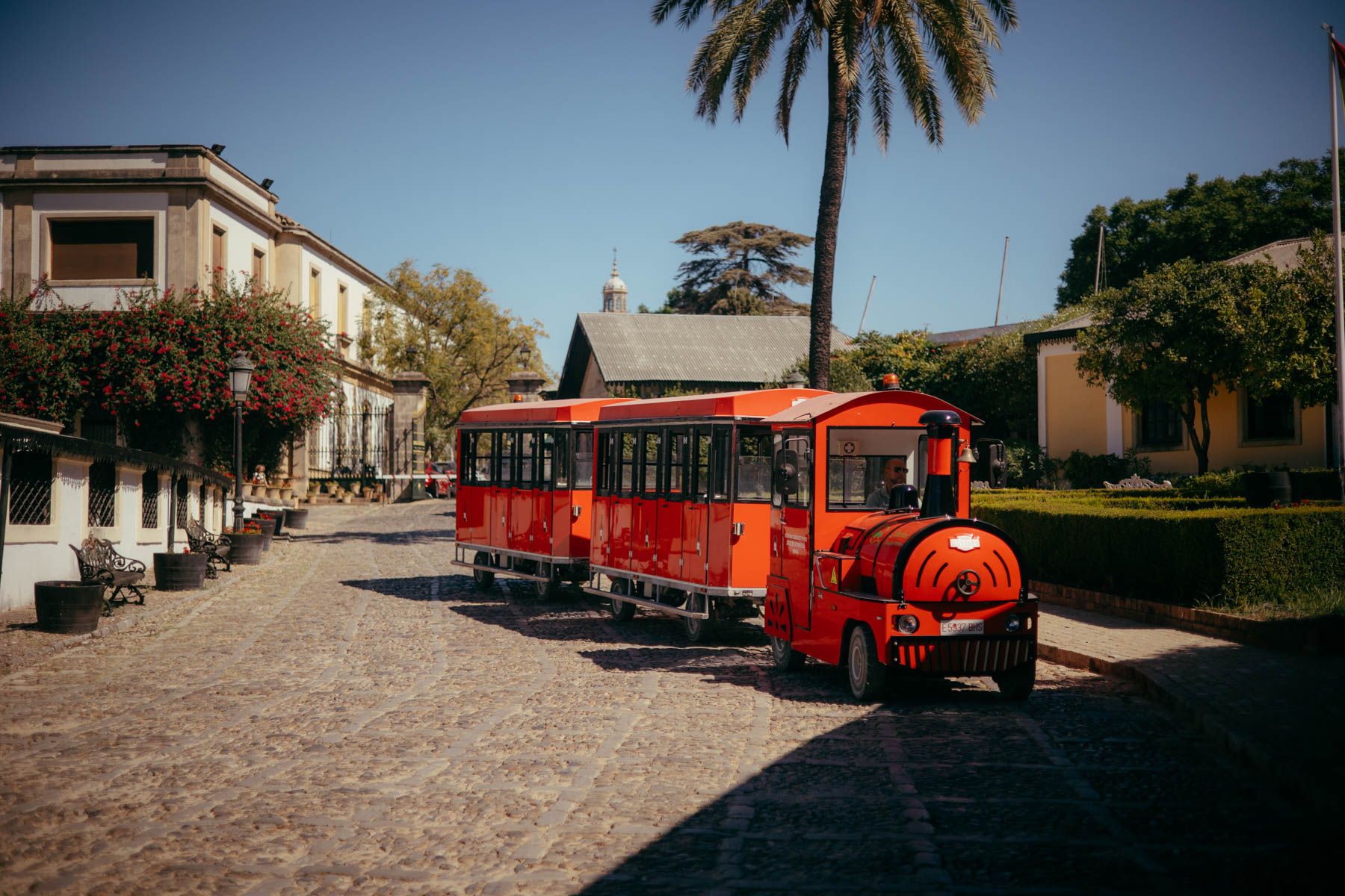 El tren turístico de González Byass, en el interior de la bodega.