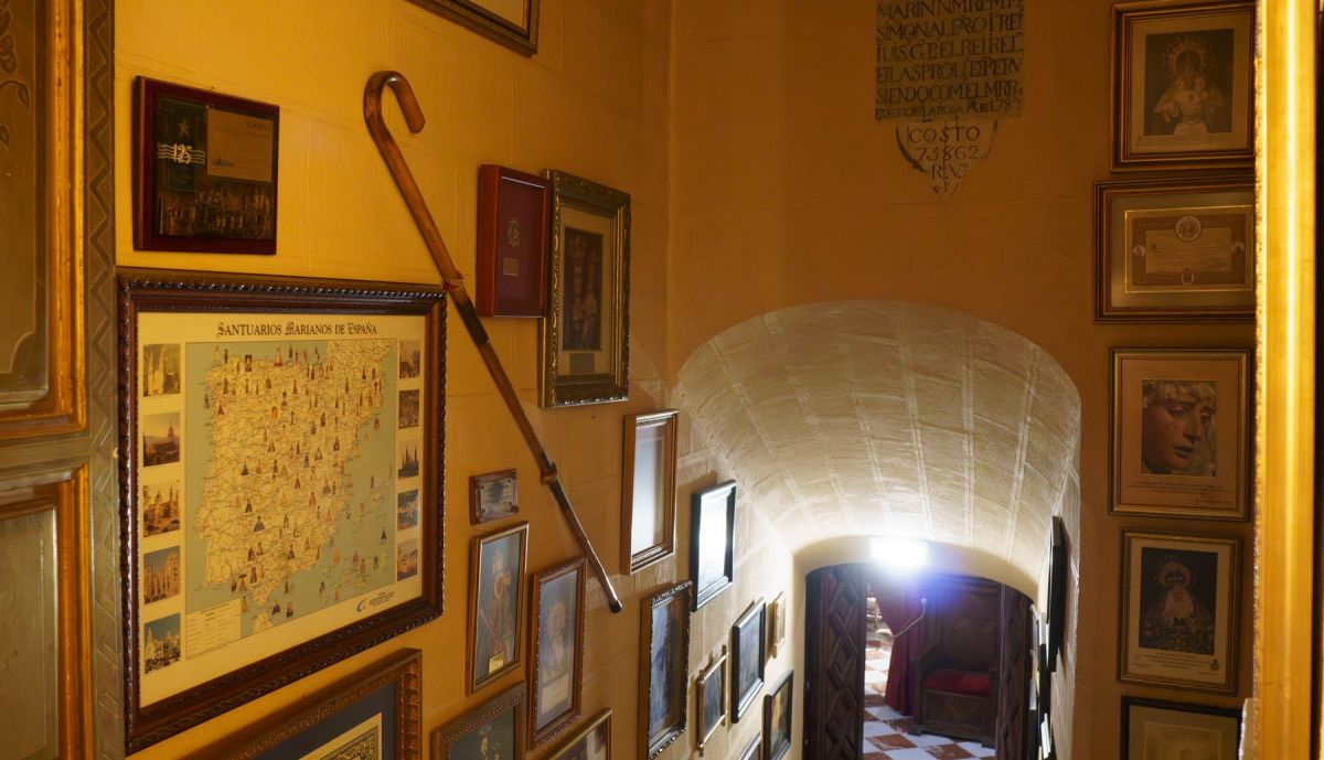 La escalera que conduce al camarín de la Virgen con las paredes llenas de testimonios. 