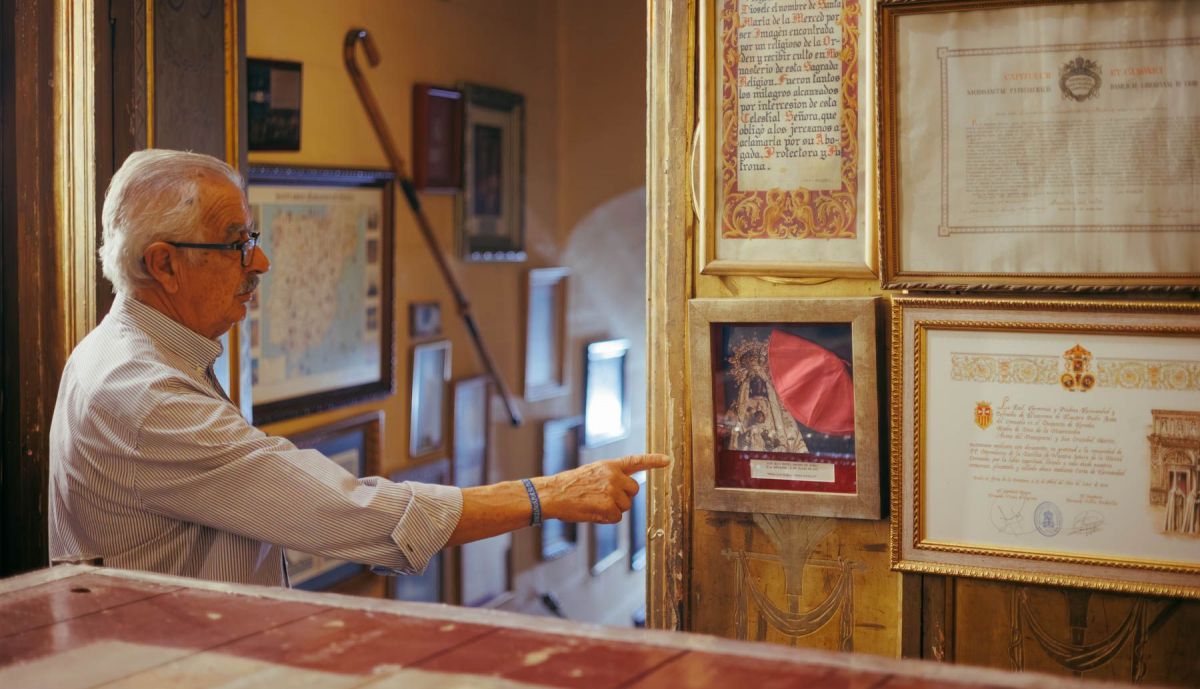 El sacristán de la basílica señalando algunos d ello detalles históricos que se muestran. 