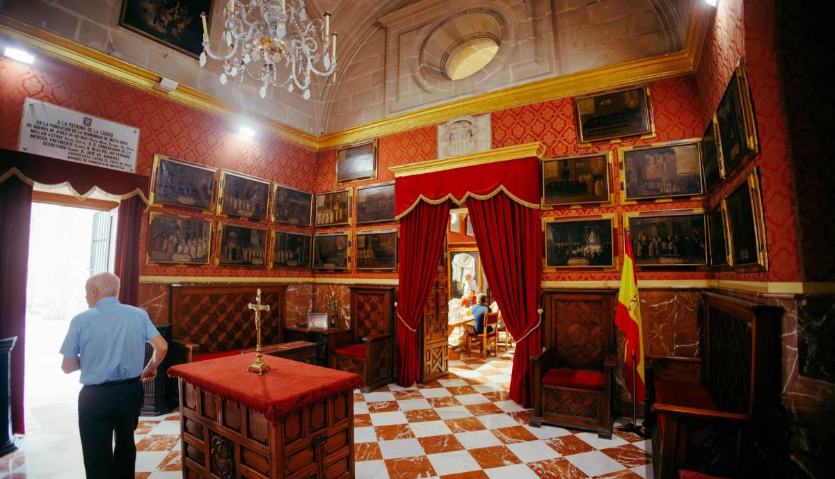 Exvotos de la Virgen situados en las paredes de la sacristía de la Merced. 