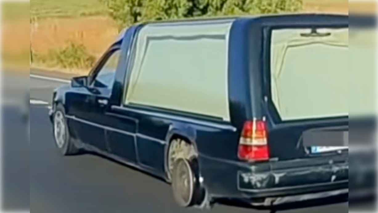 El coche fúnebre, sin la rueda de atrás. El coche fúnebre, sin la rueda de atrás.