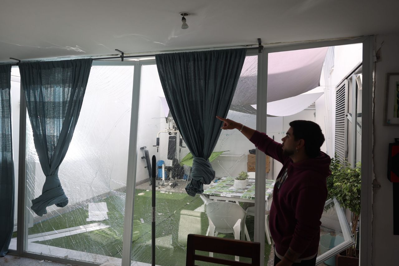 Un vecino enseña los destrozos provocados por la explosión de gas en Estella. Un vecino enseña los destrozos provocados por la explosión de gas en Estella.